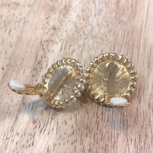 Vintage Signed Richelieu Gold Pearl Clip on Earrings - Picture 5 of 6